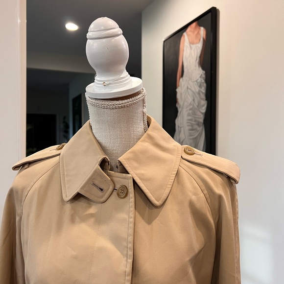 Burberry Vintage Tan Trench Coat with Belted Waist and Mid-Calf Length - Picture 5 of 10